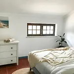 The Far End Surf House - Surf & Yoga Holidays B&B 로리냐
