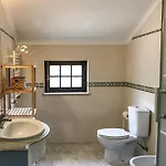 The Far End Surf House - Surf & Yoga Holidays B&B 로리냐