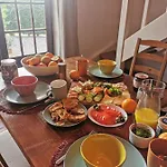 The Far End Surf House - Surf & Yoga Holidays B&B 로리냐