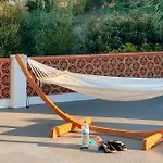The Far End Surf House - Surf & Yoga Holidays * 로리냐