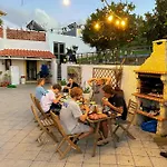 The Far End Surf House - Surf & Yoga Holidays B&B 로리냐