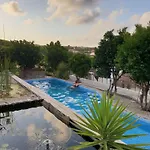 B&B The Far End Surf House - Surf & Yoga Holidays 로리냐