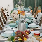 The Far End Surf House - Surf & Yoga Holidays B&B 로리냐
