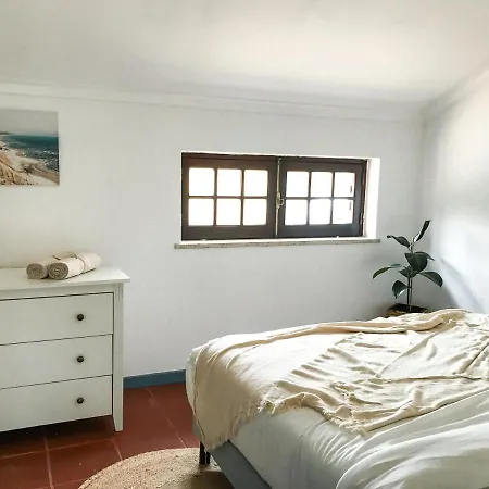 The Far End Surf House - Surf & Yoga Holidays Bed and breakfast Lourinhã