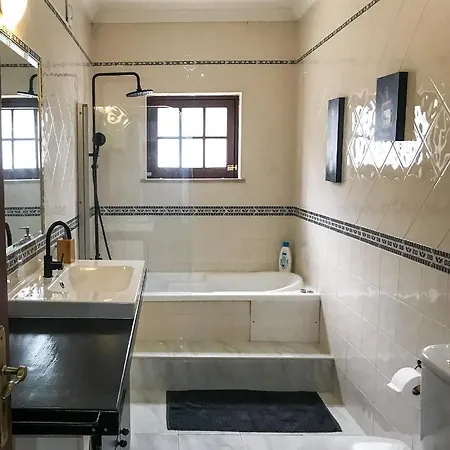 The Far End Surf House - Surf & Yoga Holidays Bed and breakfast *