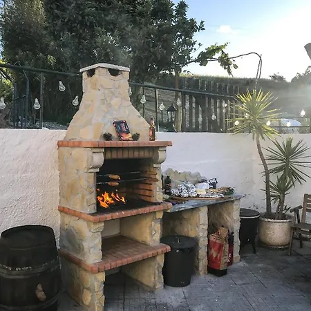 The Far End Surf House - Surf & Yoga Holidays Bed and breakfast