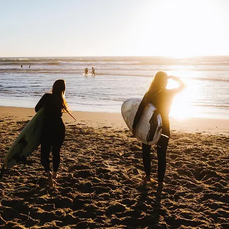 The Far End Surf House - Surf & Yoga Holidays Bed and breakfast