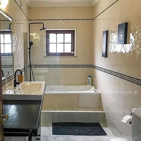 The Far End Surf House - Surf & Yoga Holidays Couette-café Lourinhã