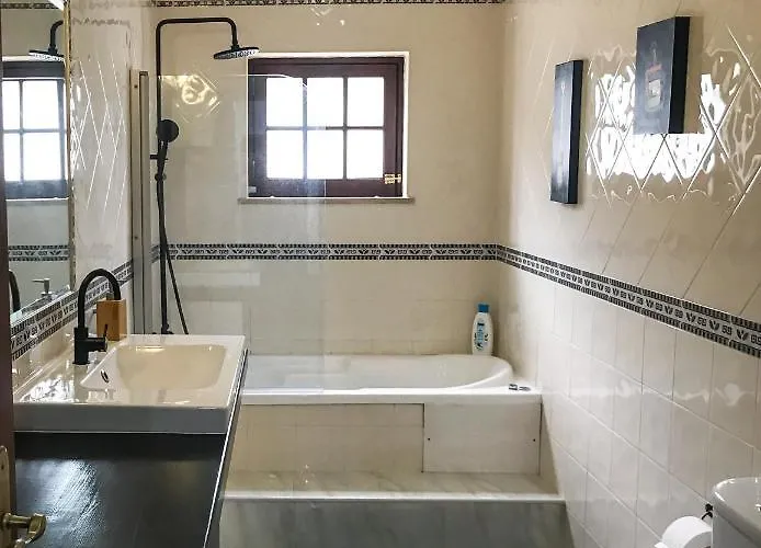 The Far End Surf House - Surf & Yoga Holidays Bed & Breakfast *