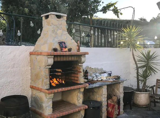 The Far End Surf House - Surf & Yoga Holidays Bed & Breakfast